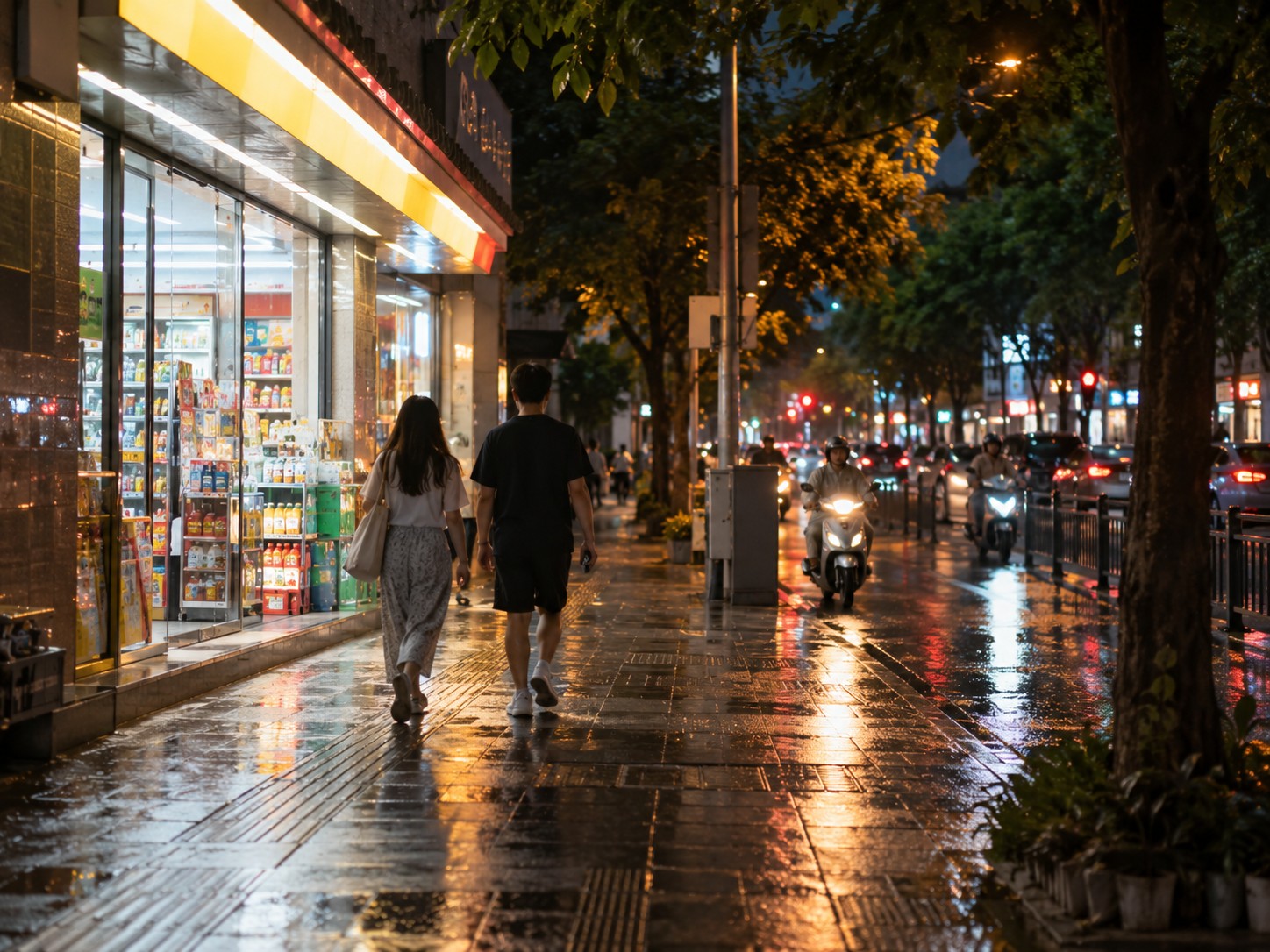 便利店门外的街道夜景,招牌灯亮着,路人走过