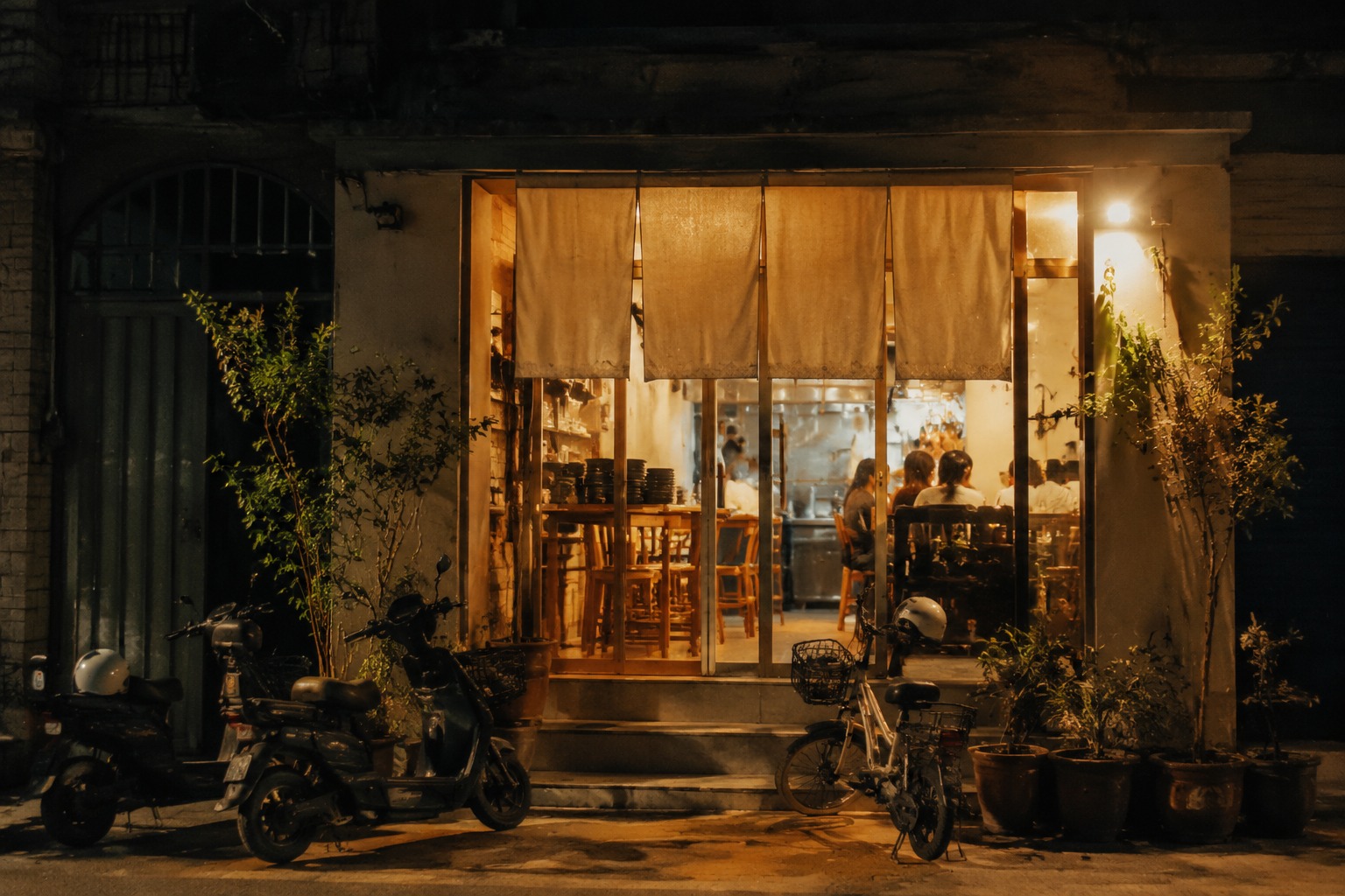 深夜还亮着灯的砂锅粥店门口